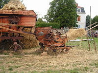 Presse a paille fixe Merlin (1949) (30eme fete des moissons de Saint-Jean-de-Touslas)